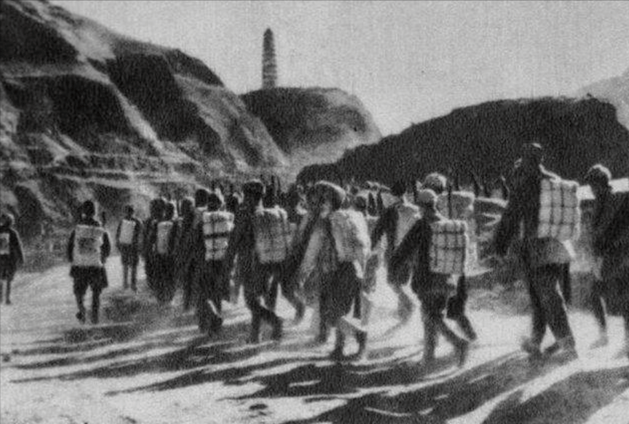 毛主席被胡宗南围困，距离不到500米，生死之际出奇兵，谁来了？