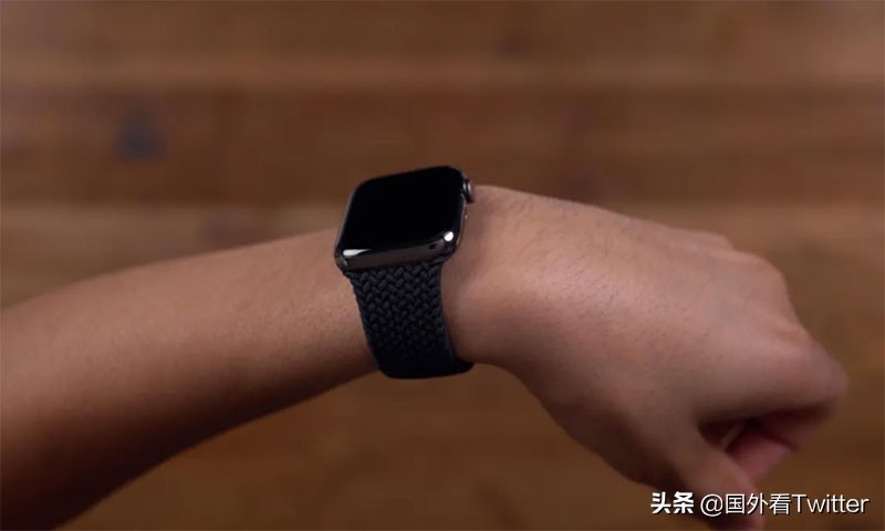 Apple Watch Series 6黑屏可免费修复