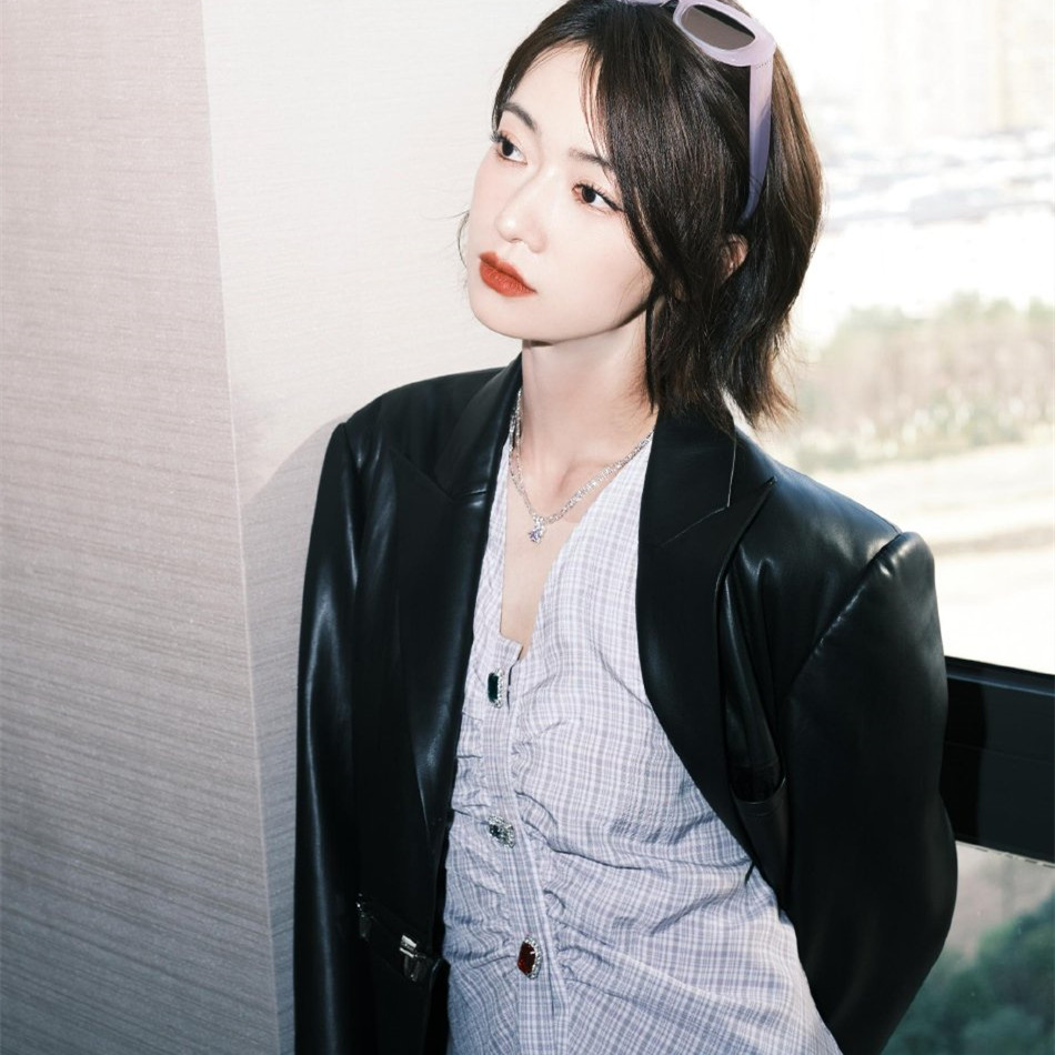 吴谨言晒窗边六宫格随拍 穿黑西装搭配马丁靴酷飒有气场 ​​​