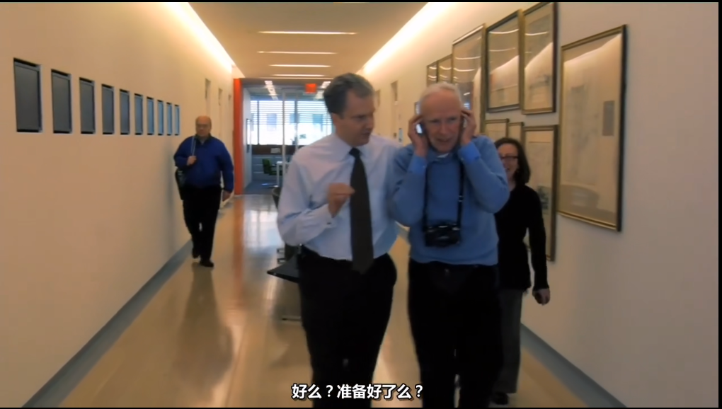 老头看到黑丝狂拍，却没人敢白眼！被封街拍之神的他，名震时尚圈