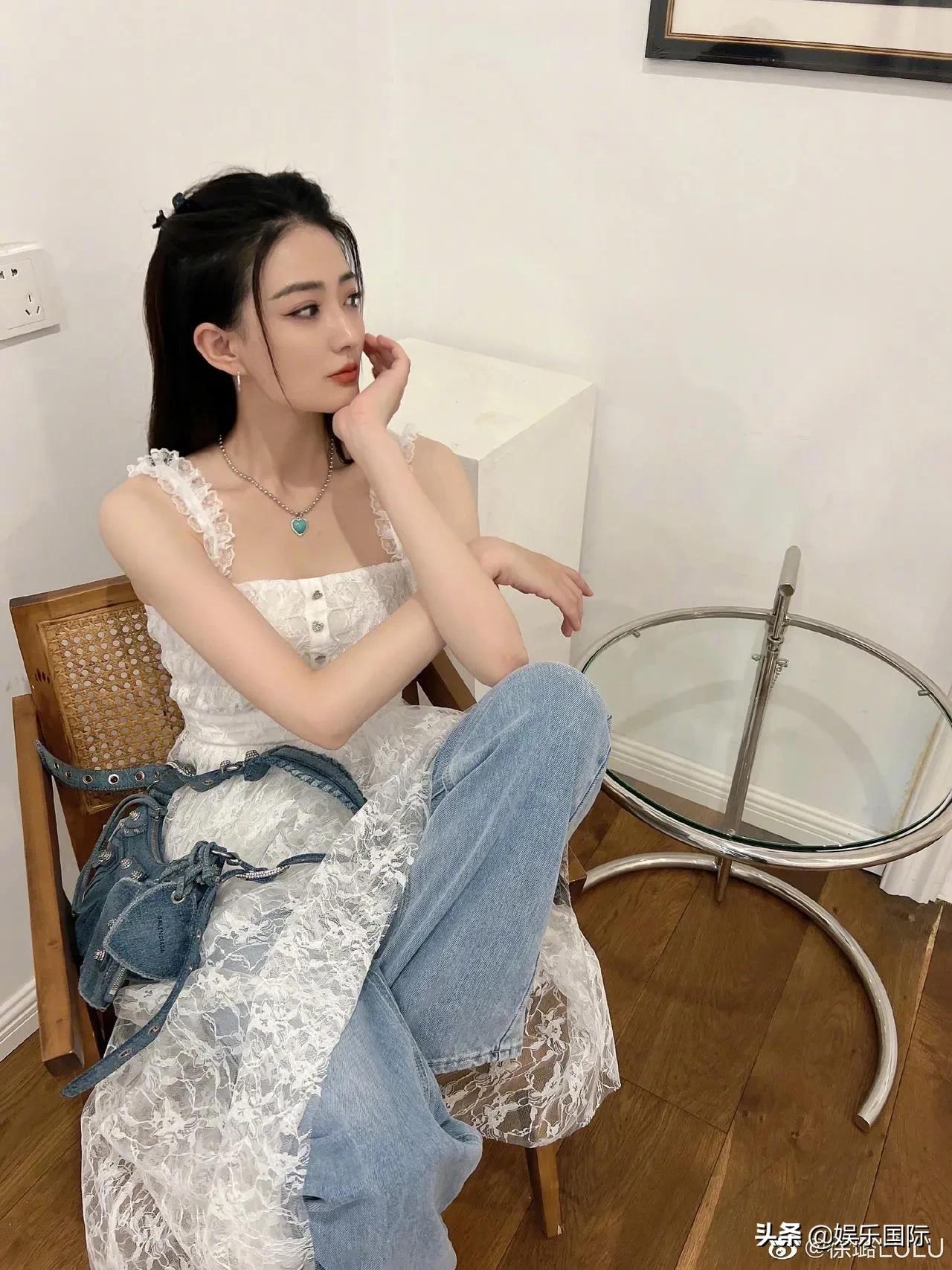 徐璐蕾丝白裙配牛仔裤超个性