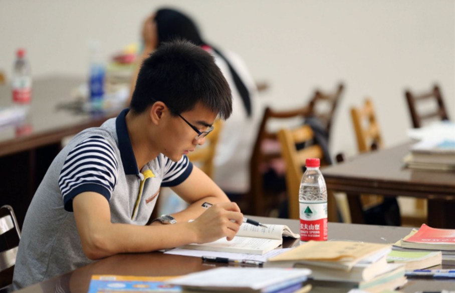 普通二本生拼命“考研”，到底有没有用？考过的人说出实情