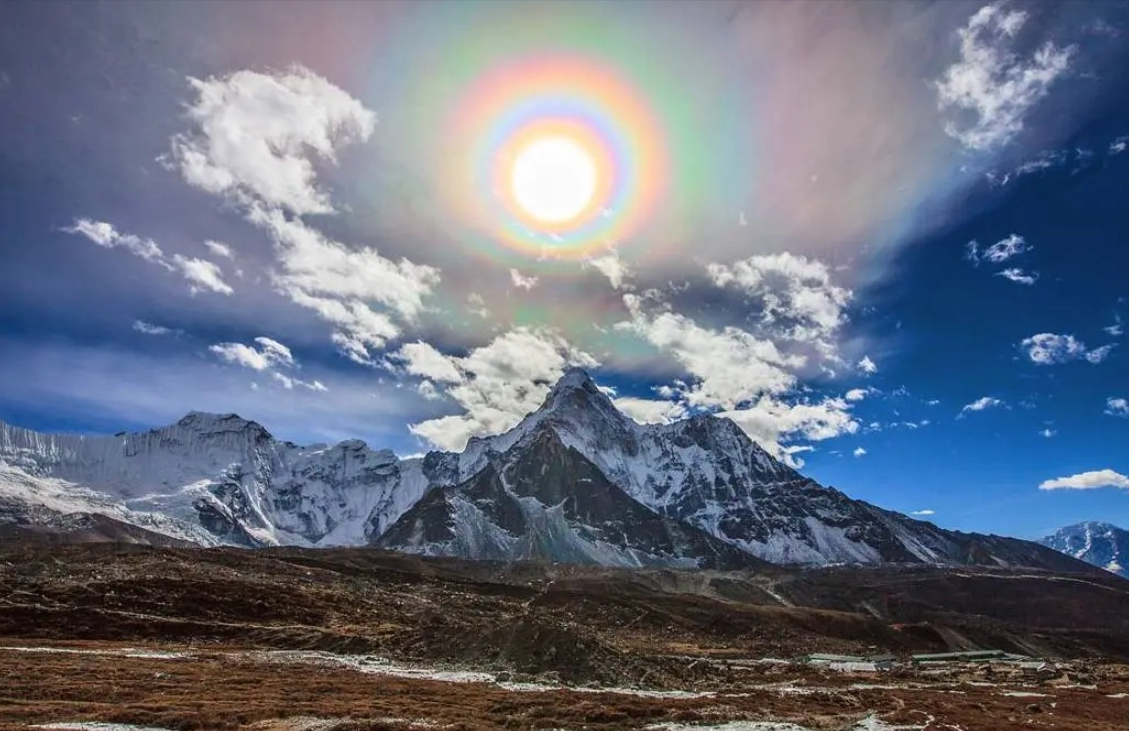 北京上空出现"七彩祥云",不是彩虹,到底怎么回事?