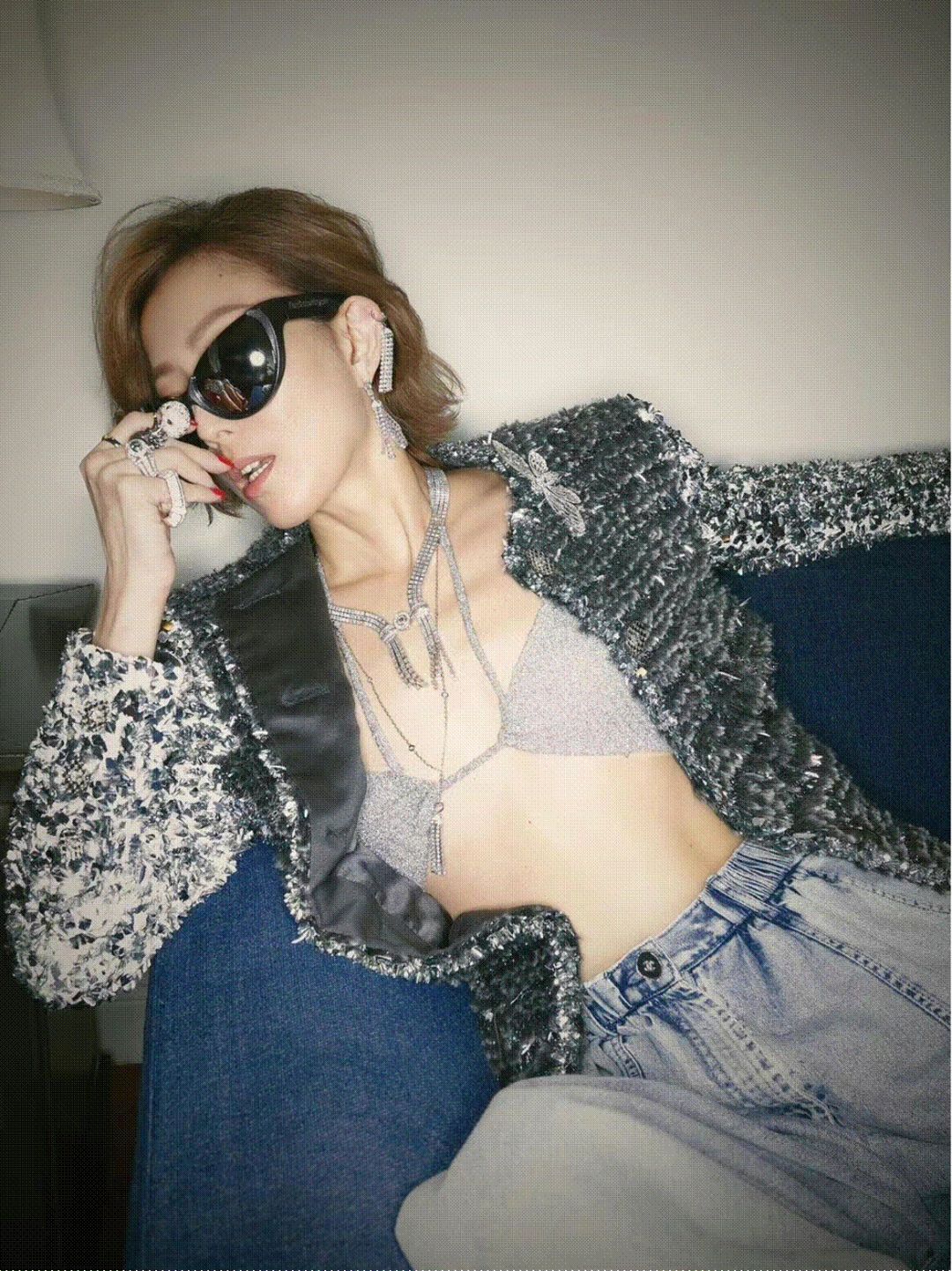 明星红黑榜：巨星范十足的郑秀文，仿佛下一秒就要开唱了