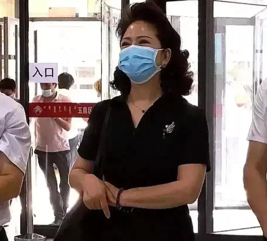 不可否认，李少莉的确很美，但她却缺少一种不加修饰的朴素美