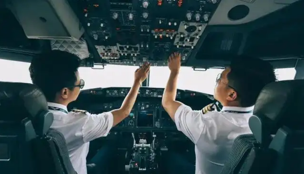 02年国航空难：飞机撞山129人遇难，37人因“马虎导游”死里逃生