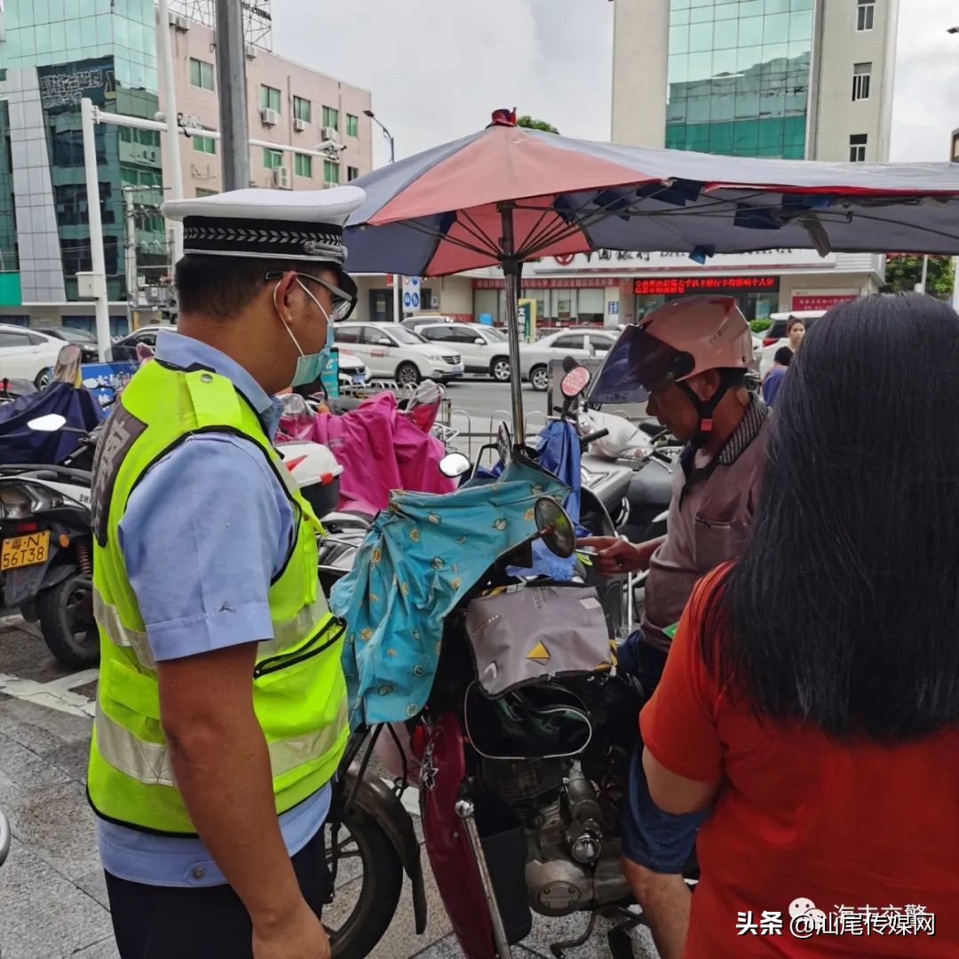 海丰公安交警严查摩托车、电动车加装遮阳伞