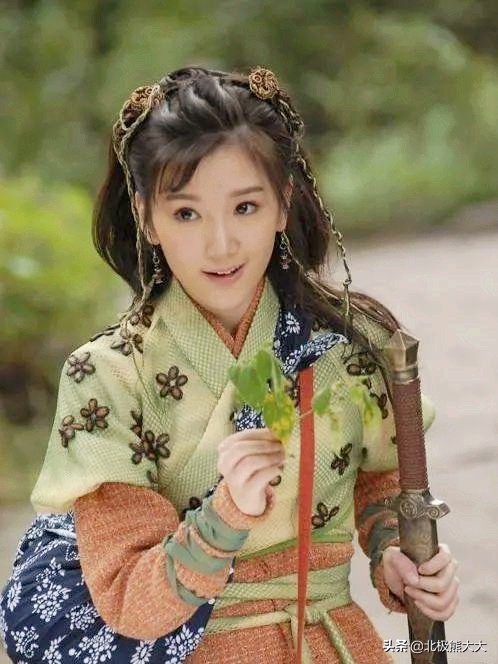 毛晓彤：曾被父亲抛弃扔进垃圾桶，成名后父亲向她要5000万赡养费