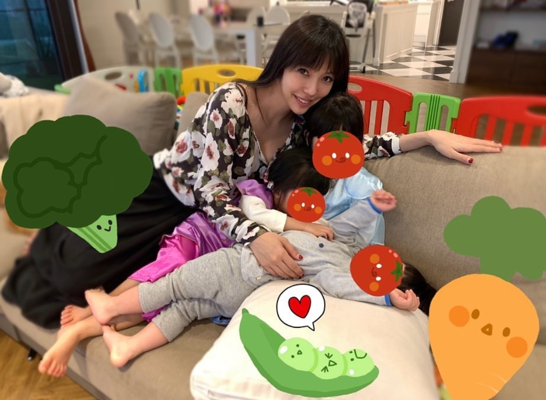 李靓蕾时隔4个月更新动态，晒出母亲节礼物，王力宏儿女懂事贴心