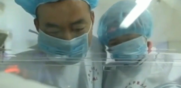 2015年山东女子舍命产下5胞胎，最小的仅有鸡蛋大，医生紧急抢救