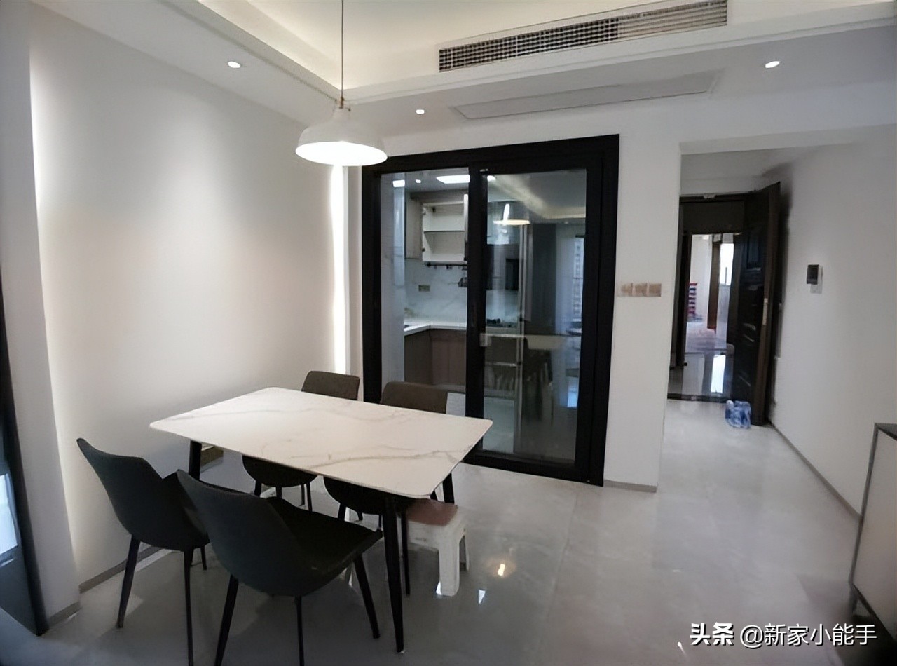 她家89平现代简约风格，硬装花了13万，全屋无主灯设计很美观