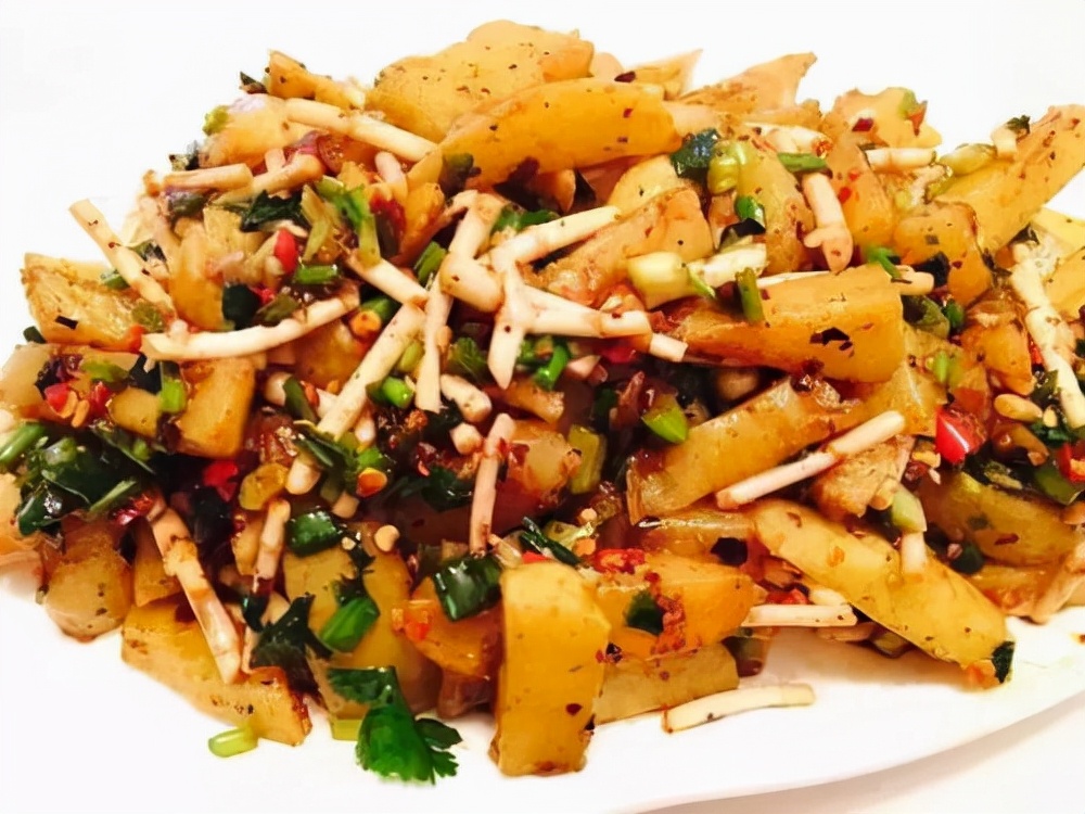 看弹幕上各种搞笑的吐槽,有说狗都不吃的,有说折耳根拌饭吃两碗的,有