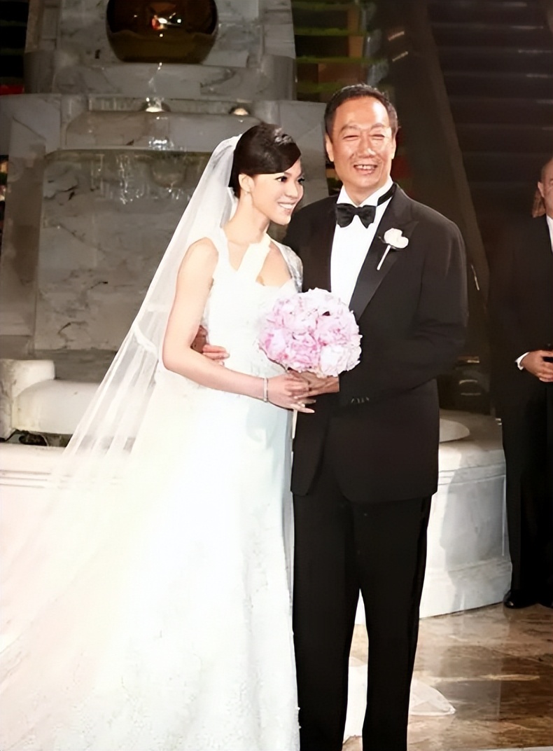 34岁当富士康老板娘，6年3胎稳当百亿豪门阔太，曾馨莹凭什么？