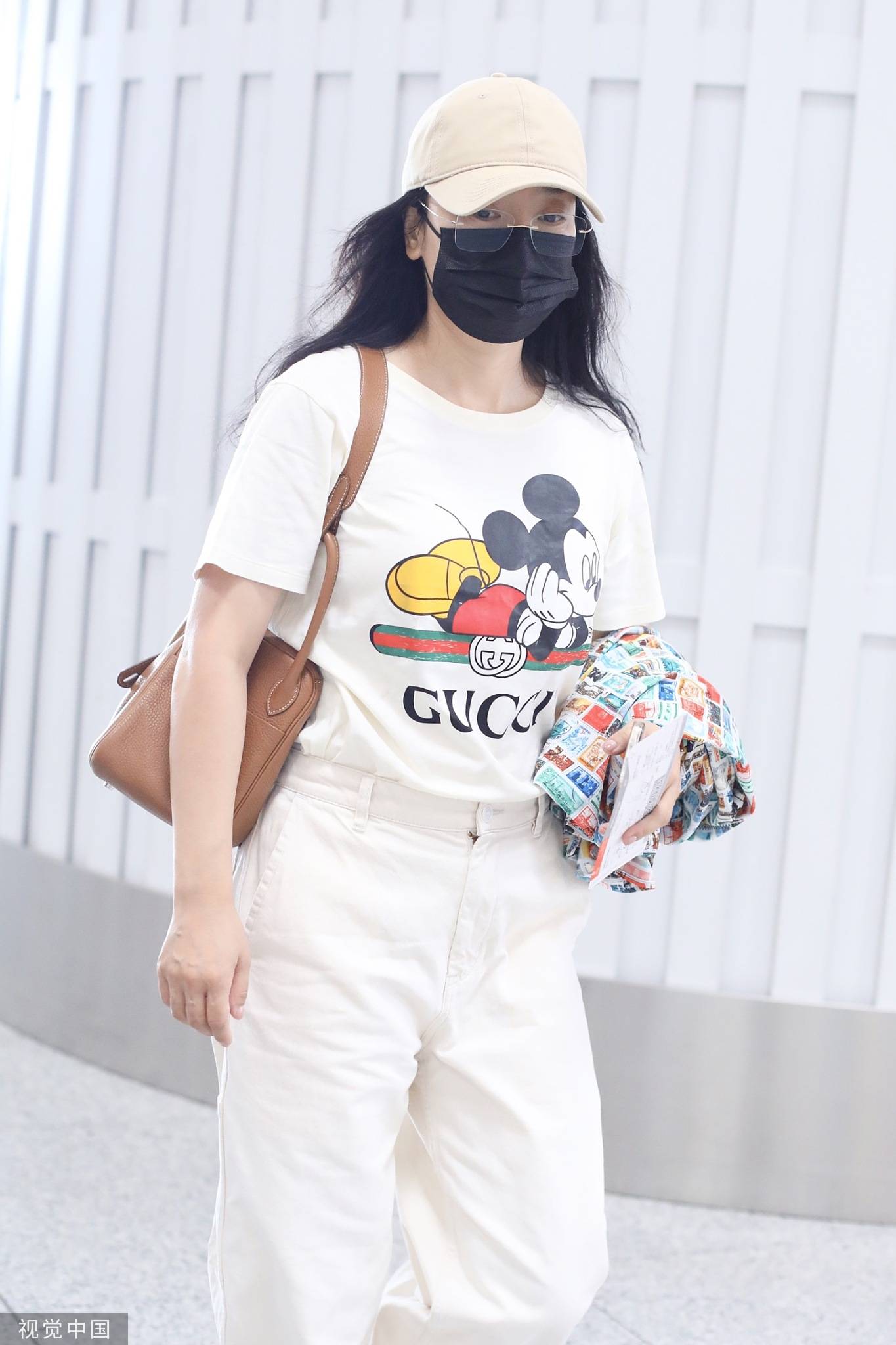 凤凰传奇玲花穿卡通T恤素颜走机场 浅色穿搭好舒适