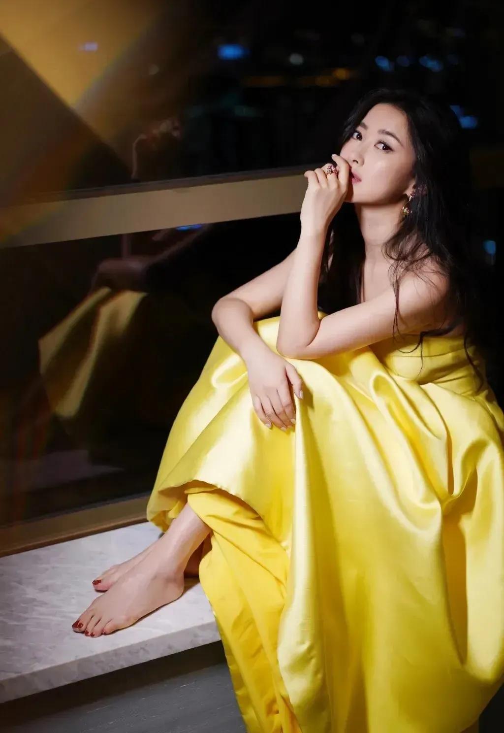 金晨少有的粉色西服套裙干练有型，杨幂彩虹针织毛衣温婉典雅