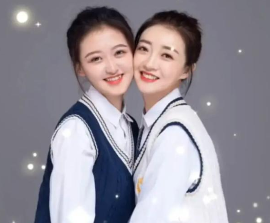 “岁月从不败美人”，母女学院风写真照走红，女大学生完败