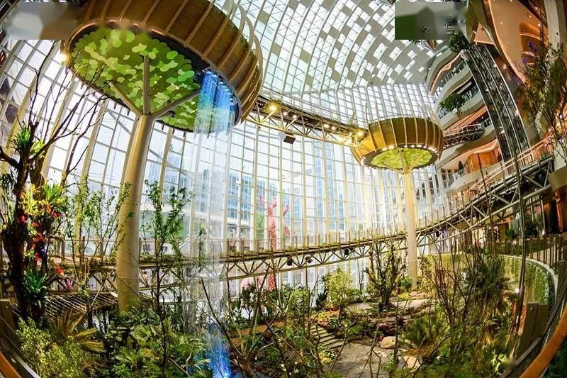 绿色的重庆光环购物公园让人们及时在室内也能够拥抱大自然,让人身处