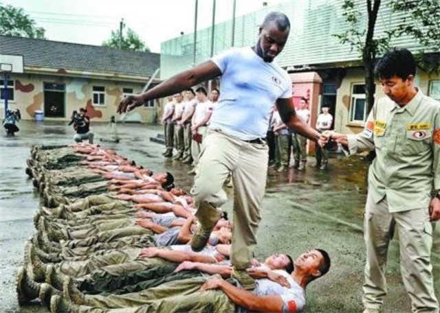 保镖训练营：每天20小时超负荷训练，练成后派到明星富豪身边