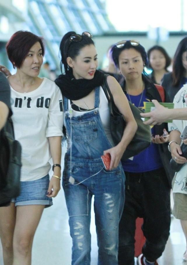 张柏芝的日常穿搭很独特，甜酷的感觉不像中年人，时髦还炫酷