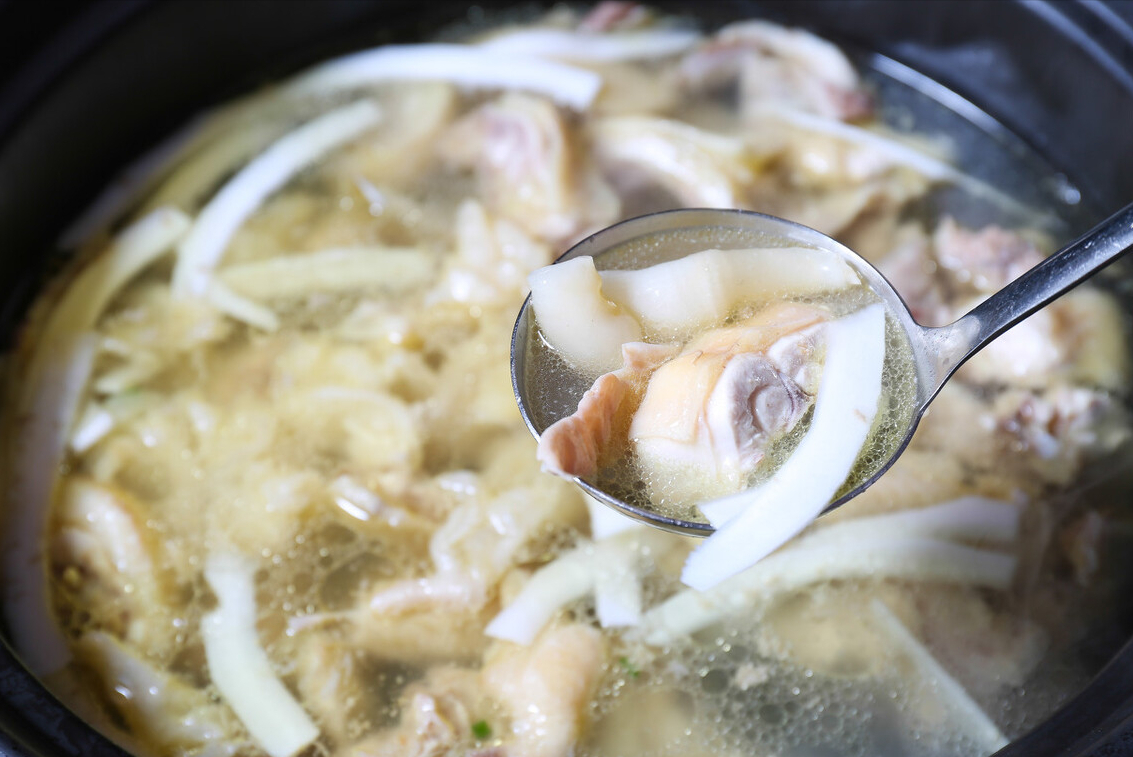 一只猪肚半只鸡，教你做猪肚鸡汤，鲜美浓白营养高，年夜饭必备