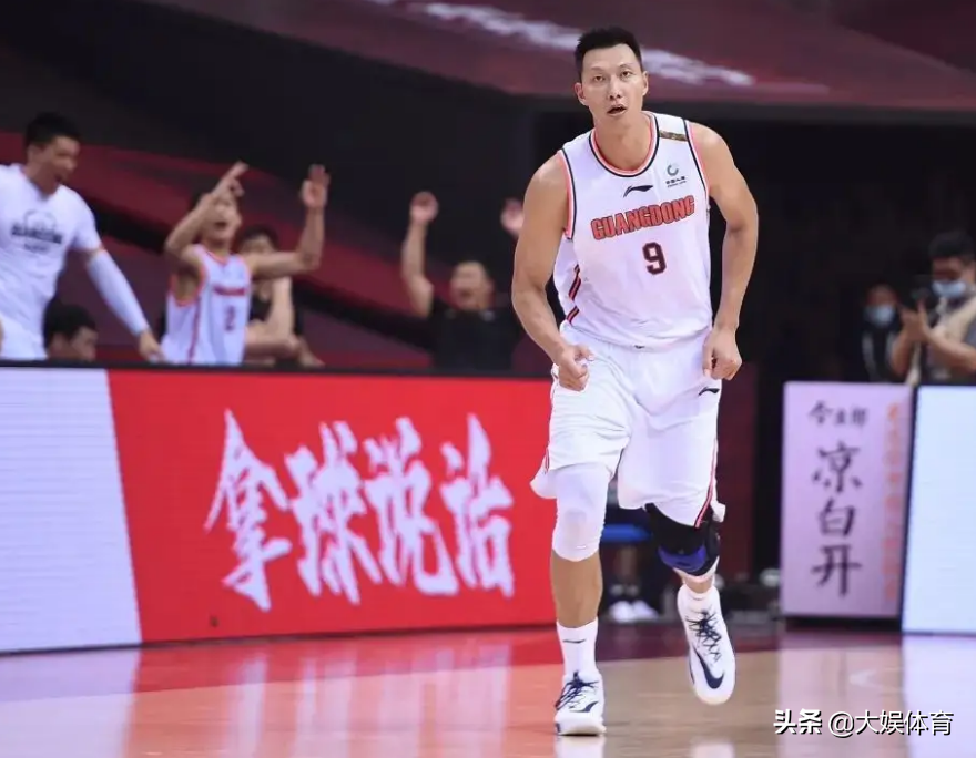 易建联打cba一开始是哪个队(易建联当年是第六顺位进入NBA，在他之前的都是谁呢？)