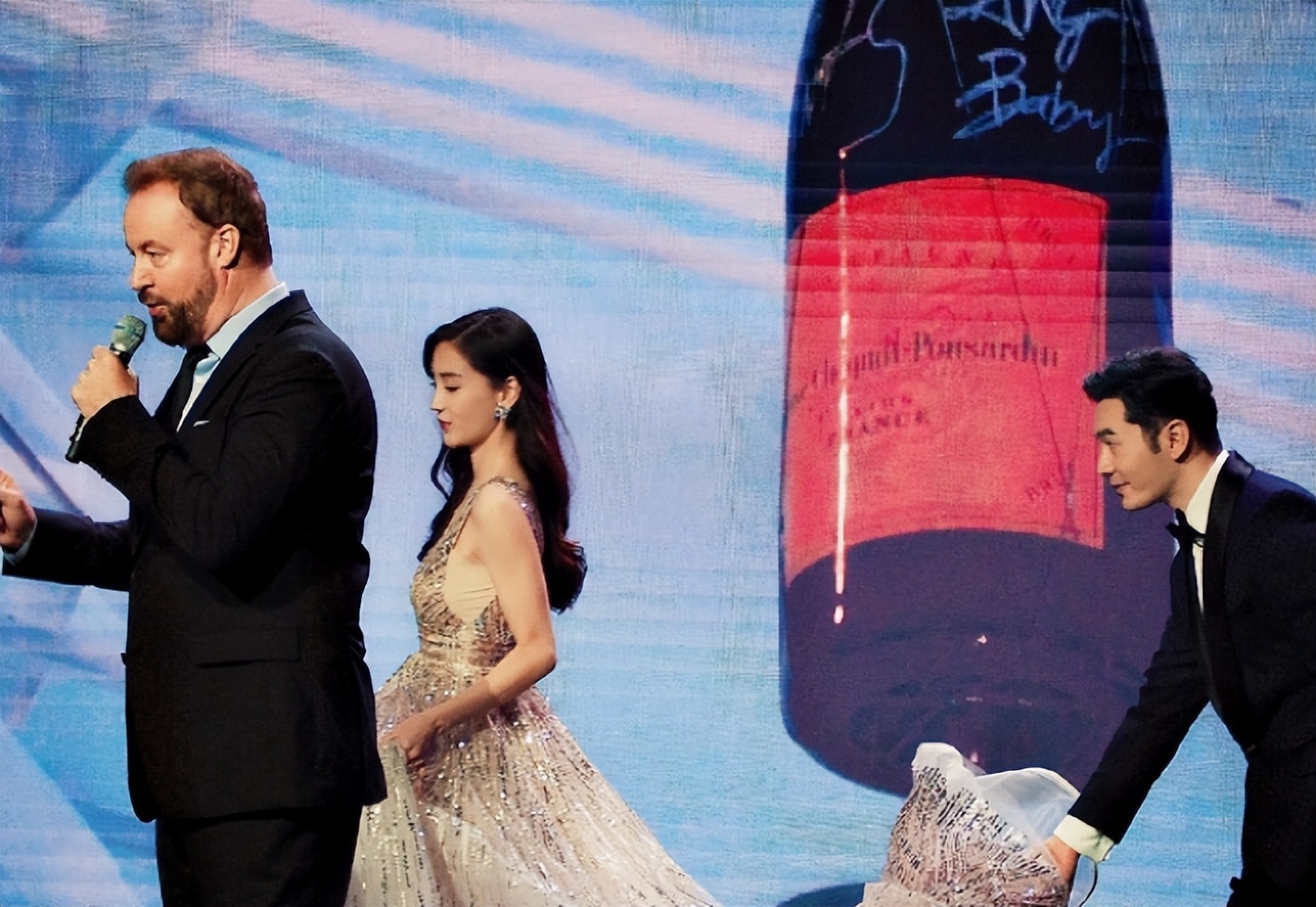 离婚2个月,再看黄晓明和杨颖的境遇,夫妻差距一目了然