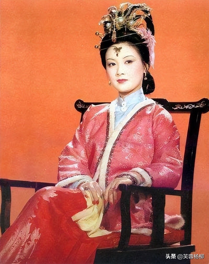 王扶林说，我们的服装是很靓的，特别是王熙凤那套，简直太漂亮了