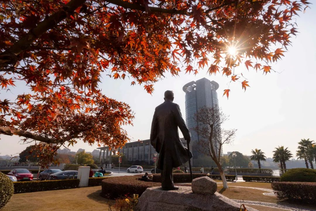 你，爱上浙大的理由是________