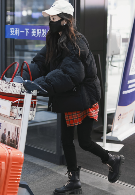 Baby官宣离婚后首次露面!一对耳环近30万,主动挥手打招呼太热情