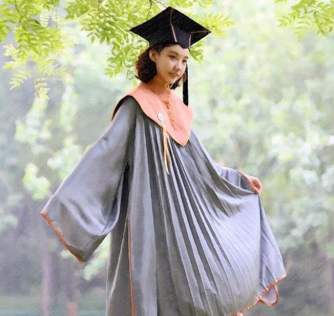 中央美院的“国风学士服”火了，风格唯美而庄严，尽显华夏风姿