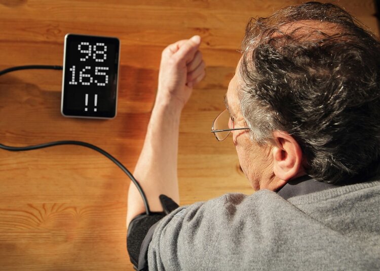 洋葱是血管清道夫，降血压？错了！提醒：这3种食物都不能降血压