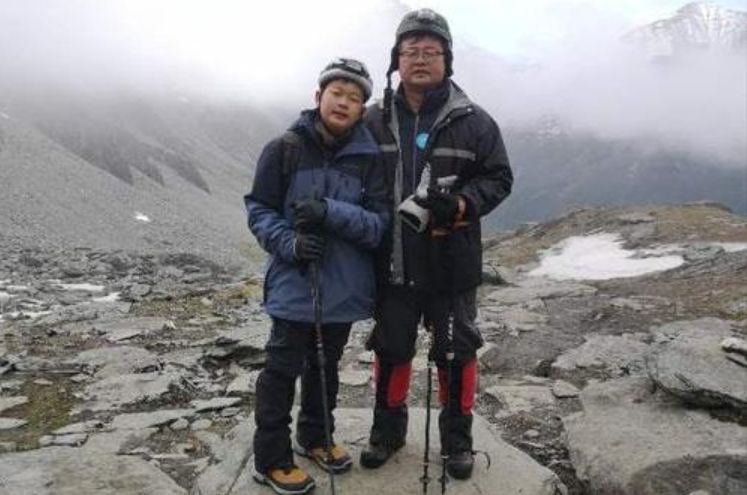 10年前除夕夜，3岁小男孩被逼雪地“裸跑”，后来他怎么样了？