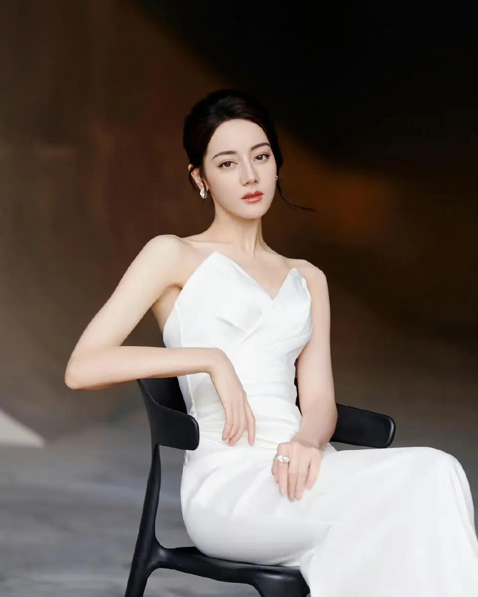 红衣杨幂与白衣迪丽热巴