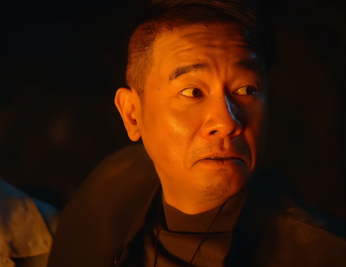 陈小春的尴尬折射多少演员的无奈:时代抛弃你时,连招呼都不会打