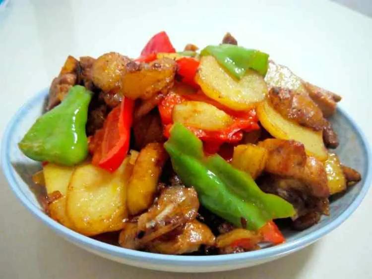 炖鸡块，鸡块焯水就错了，难怪腥气发柴不好吃，大厨：这样做才对