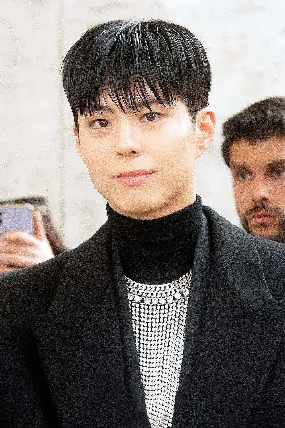 金泰亨Lisa朴宝剑同框亮相巴黎时装周