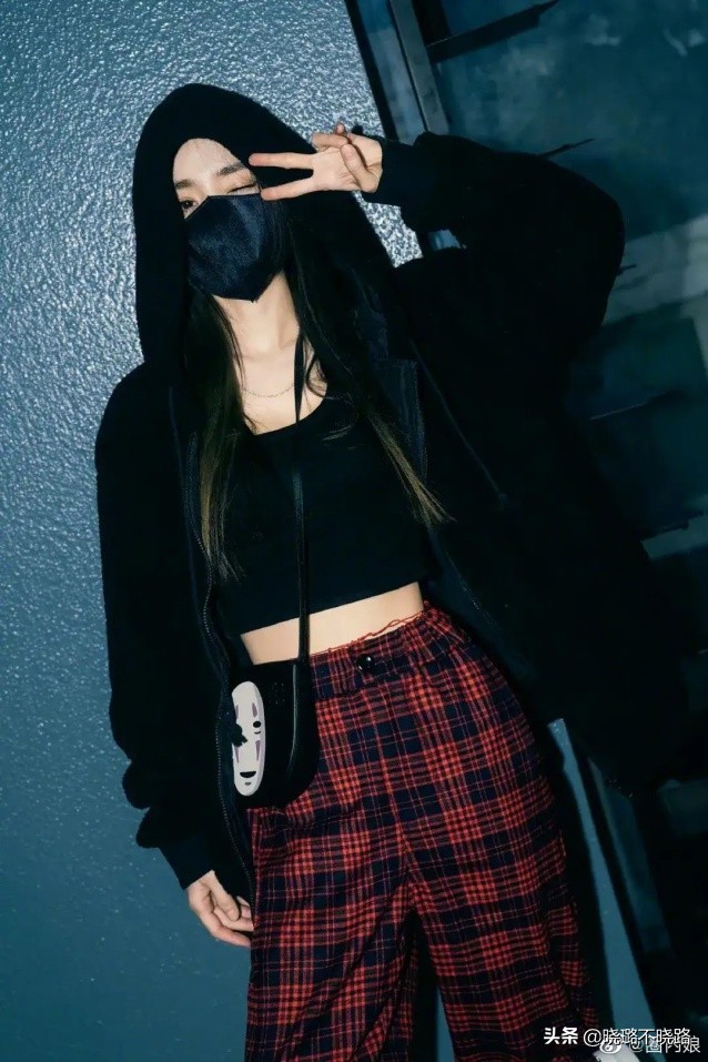 杨幂又带火了一种穿法叫：“T恤＋方块裤”，时髦显瘦还不易撞衫