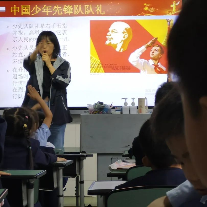 四川天府新区白沙小学举行庆六一表彰活动暨一年级分批入队仪式