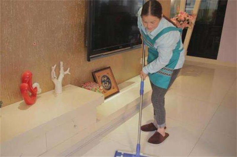 涉外家政之痛：58岁保姆被骗到美国当女奴，被迫学狗爬、吃头发