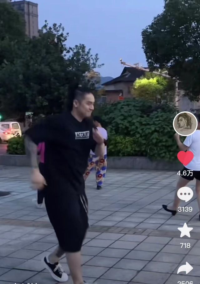 蒋劲夫退圈后生活悠闲，和大妈跳广场舞无人识，曾被拍搬货送外卖