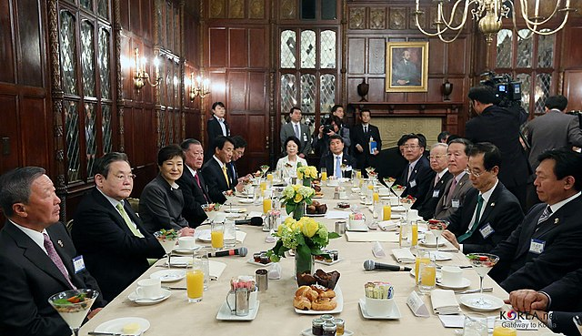 韩国充满丑闻和诋毁的选举，映照出扭曲的政治生态