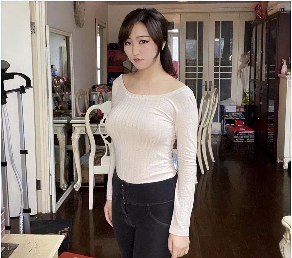 女网红沈樵，自拍15部视频获利30余万元，为钱与人视频聊天