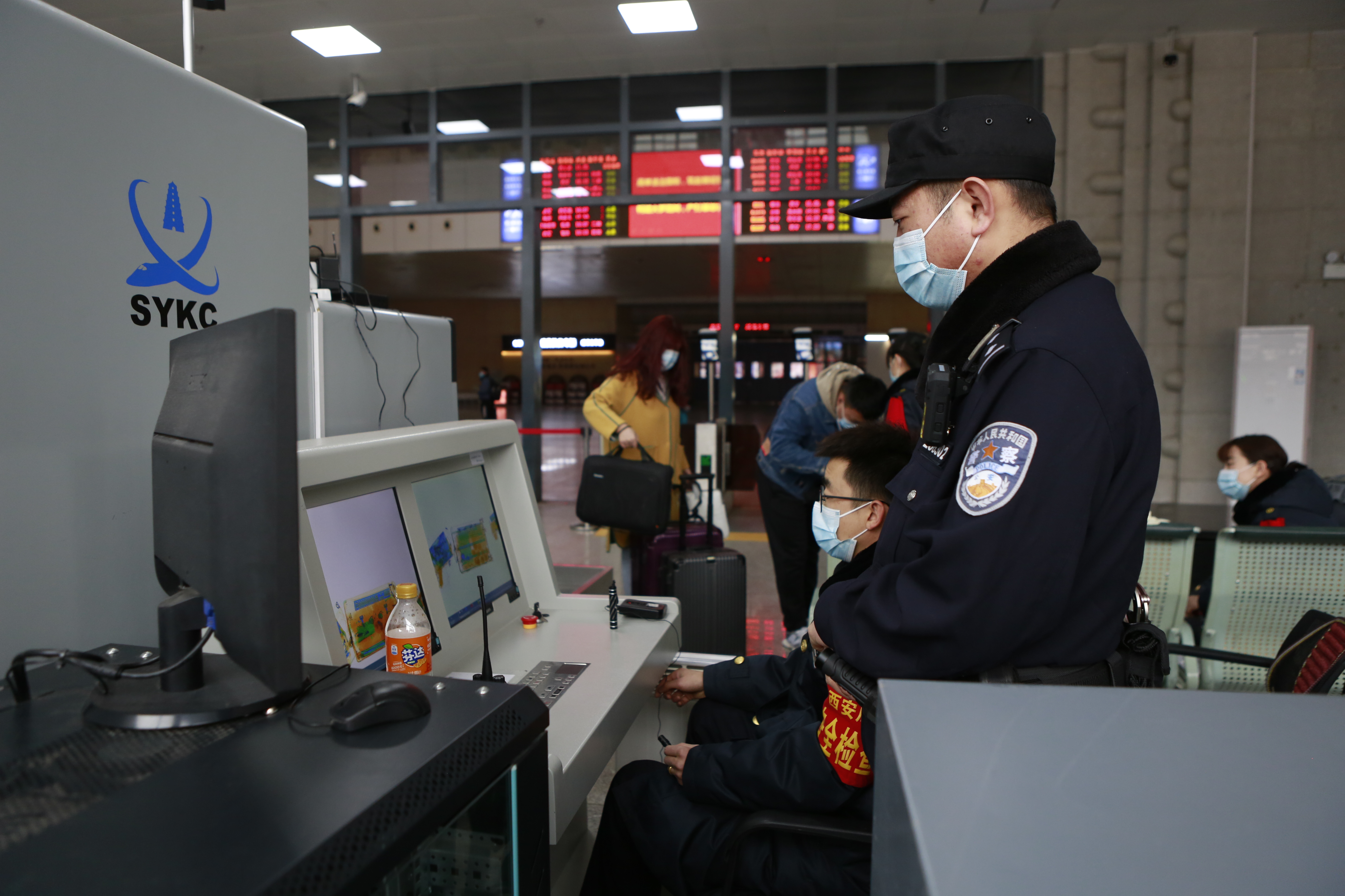 延安铁警护航春运 帮助旅客找回遗失财物