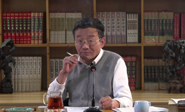 复旦大学老师上课香烟不断，一根接着一根抽，可学生却视若无睹