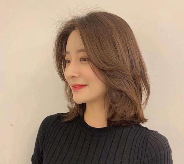适合圆脸女孩的短发，谁剪显谁脸小