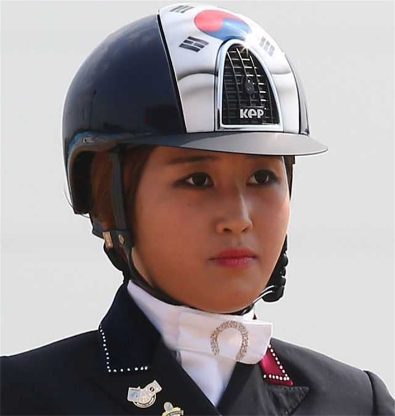 靠一只狗把总统拉下台，高调炫富送亲妈入狱，郑维罗现在怎样了？