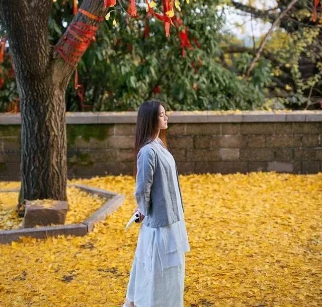 唯美走心的句子，像月亮和太阳，我们相隔千里，却在灵魂中交织