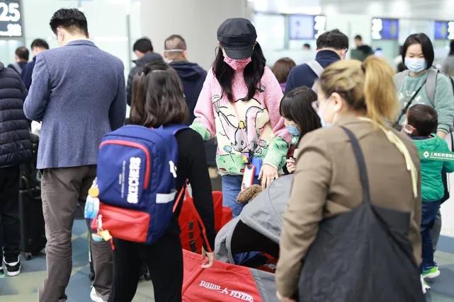 蔡少芬带三娃出行好操心，2岁儿子坐婴儿车超酷，俩女儿乖巧懂事