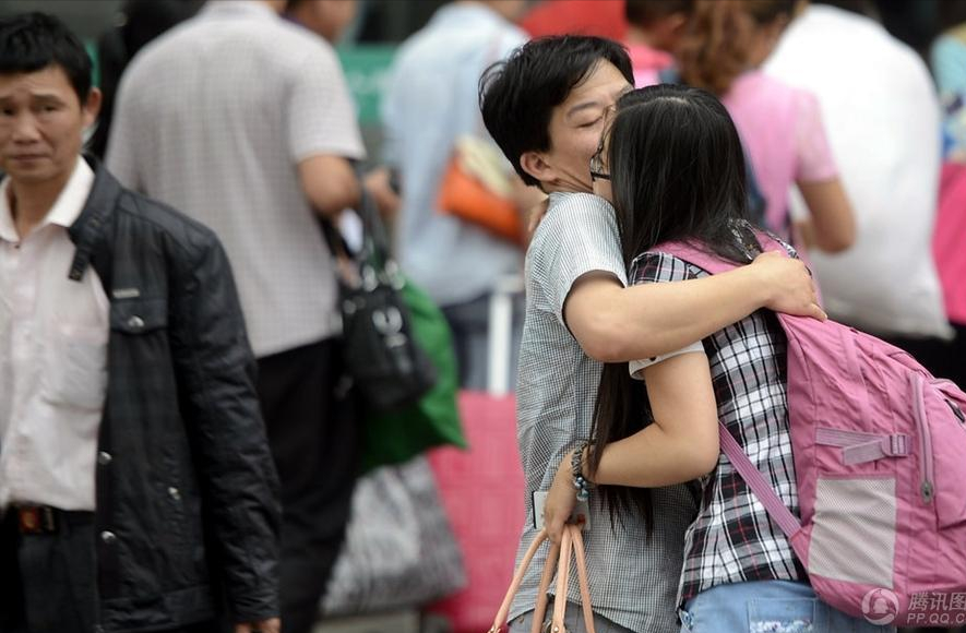 大学课堂男生陪女朋友上课，看似让人羡慕，网友：不如分手