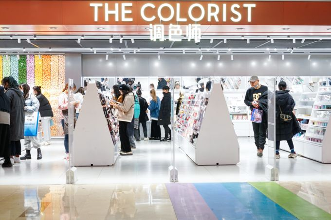 网红美妆，群战实体店